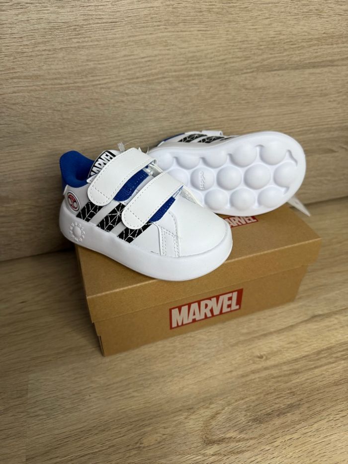 Chaussure Adidas Marvel Spiderman taille 22 - photo numéro 2