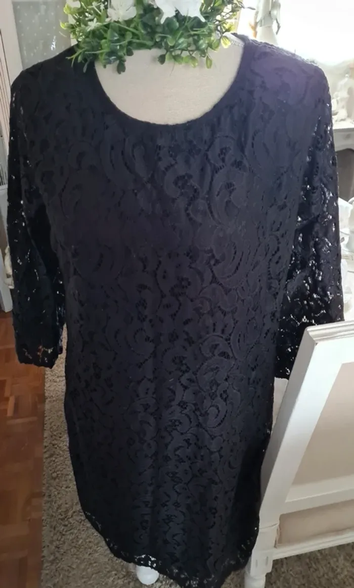 Robe noire dentelle Taille 42/44 Neuve - photo numéro 2
