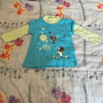 T-shirt roulé bleu et vert