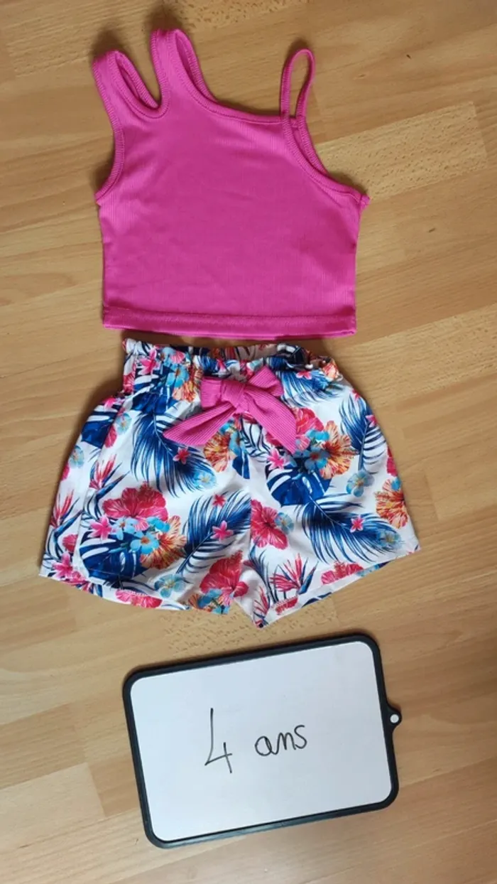 Short et crop top taille 4 ans