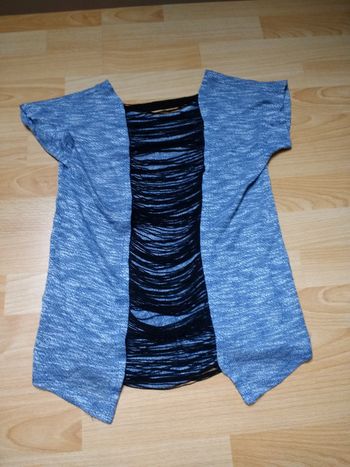 T-shirt ouvert sur l'avant avec fils