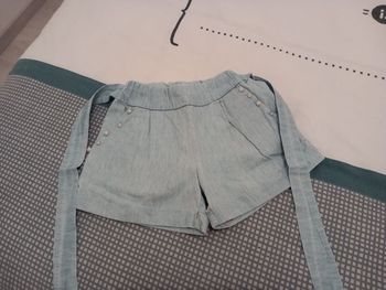 Vends short jeans avec ceinture et perles décoratives