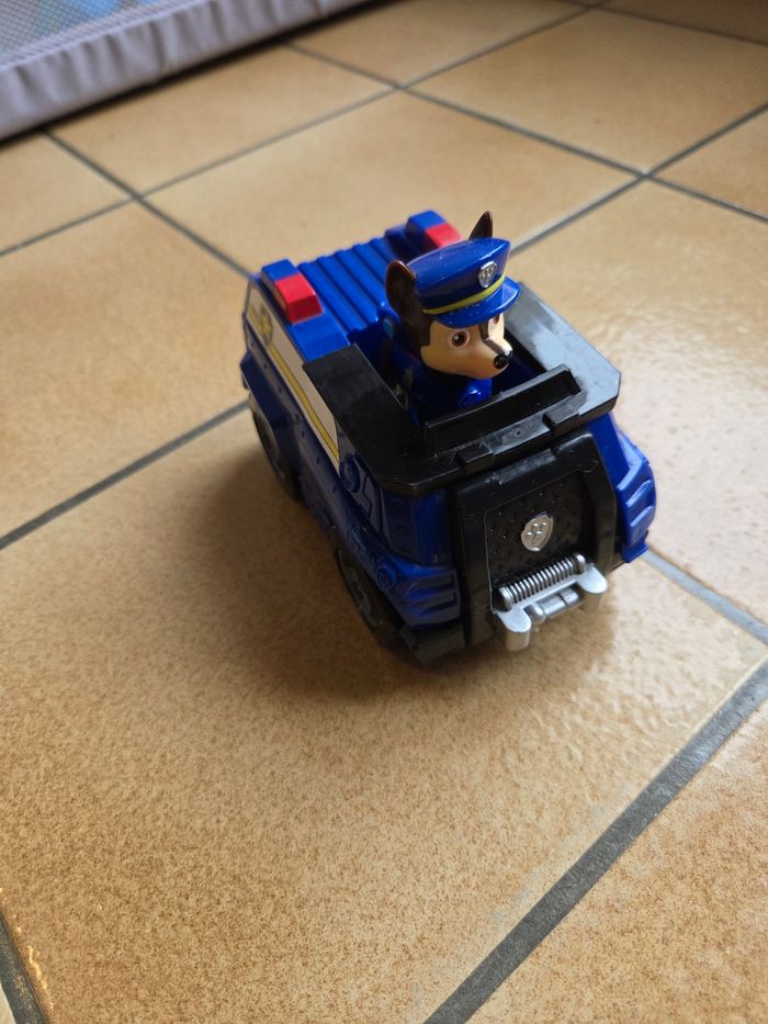 Chase avec son véhicule.