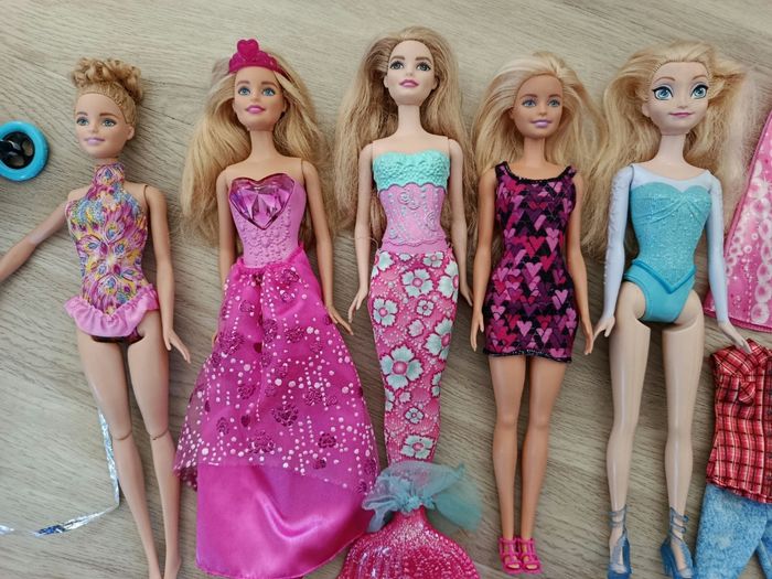 Lot de 5 barbies avec accessoires et vêtements - photo numéro 2