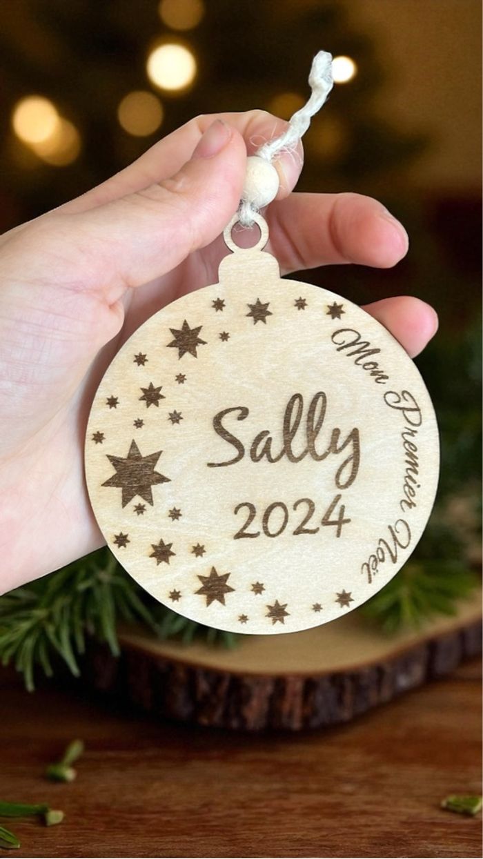 Boule de Noël en bois avec prénom - photo numéro 7