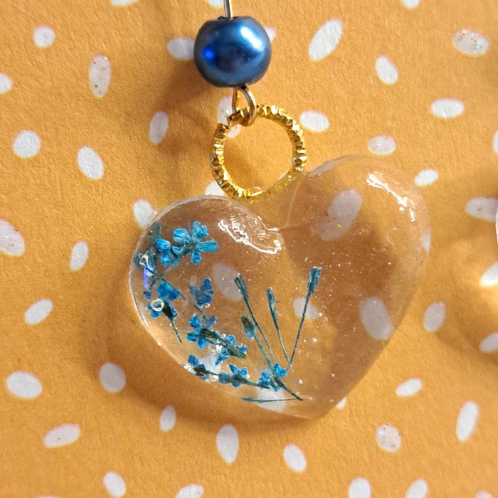 Boucles d'oreilles pendante en résine fleur séché véritable - photo numéro 4