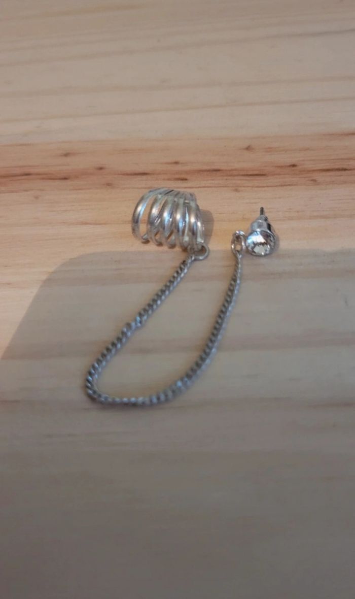 Boucle d oreille qui s accroche au lobe