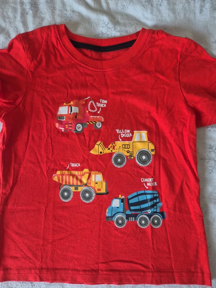 T shirt rouge 7 ans - photo numéro 2