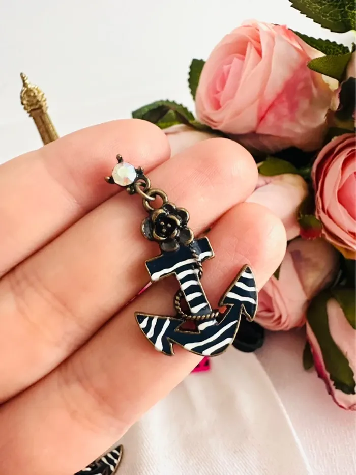 🛶Boucles d’oreilles Betsey Johnson – ancre marin zébrée strass fleur - photo numéro 3