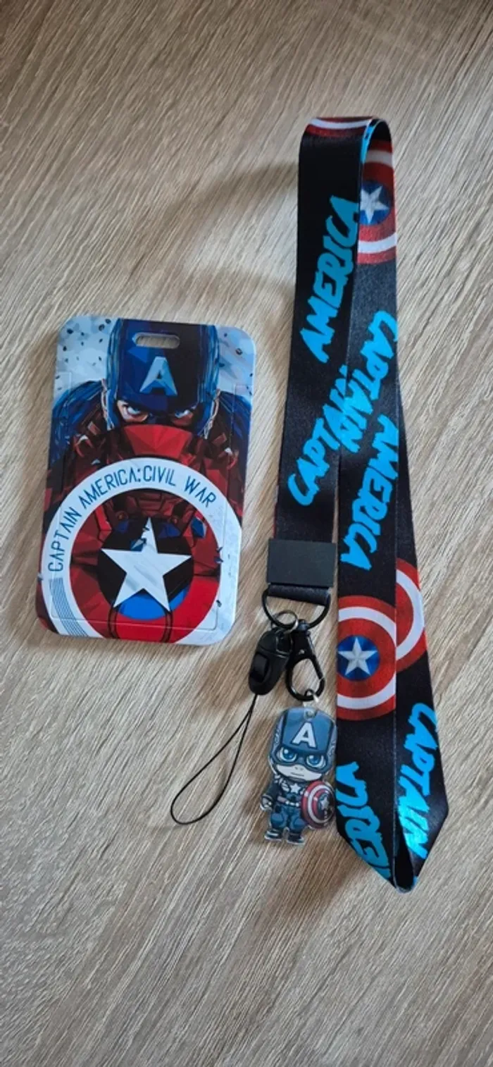 Porte carte d'identité Captain America/ Avengers avec lanière fantaisie.