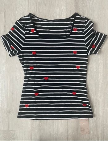 T-shirt marin rayé avec petits cœurs rouges