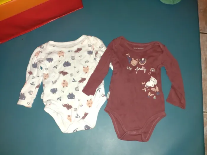 Lot de bodies petit béguin taille 12 mois