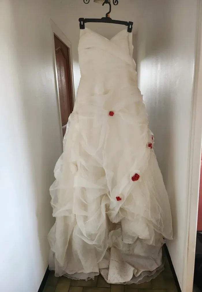 Robe de mariée blanche avec fleurs rouges taille 48 à 54 laçage dos en bon état Cosmobella - photo numéro 2