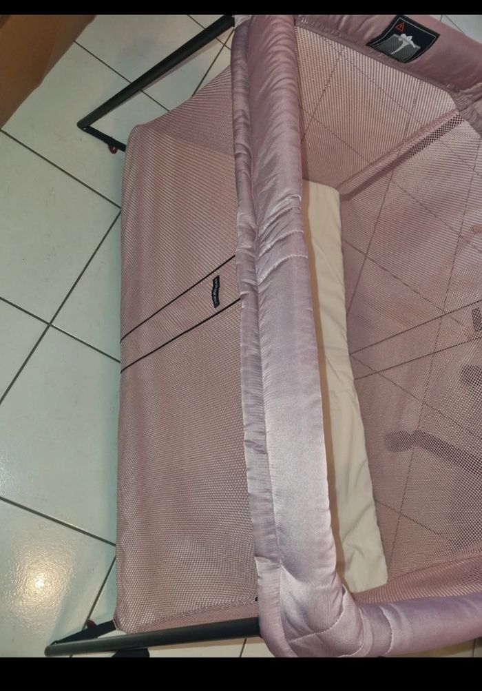Lit babybjorn rose proche du neuf - photo numéro 2