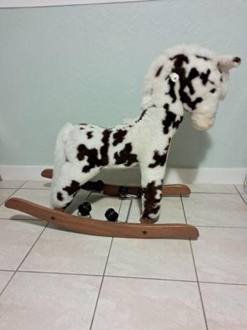 Joli cheval a bascule et roulettes 