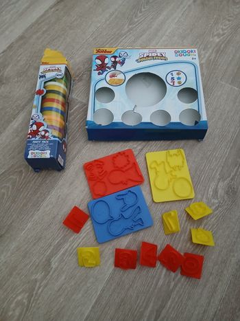 Lot pâte a modeler et moules spidey