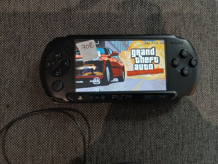 PSP E1004 avec chargeur et housse - photo numéro 2