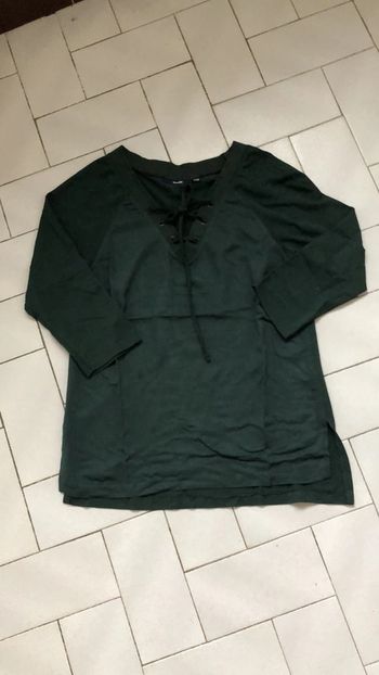 Top lacé manches trois quarts