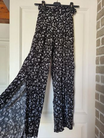 Pantalon fluide et fleuri avec fente sur les côtés Bershka