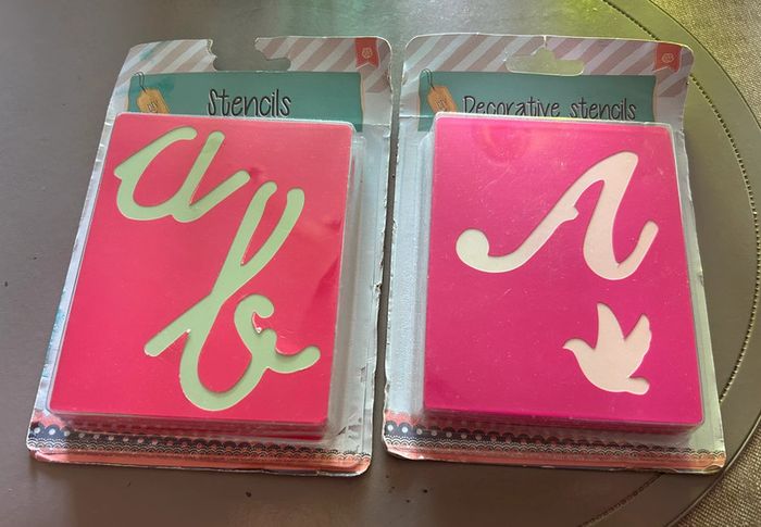 Deux lots de pochoirs alphabet