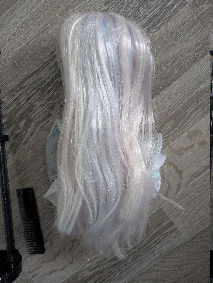 Poupée rainbow high Roxie Grand Holiday avec socle - photo numéro 2