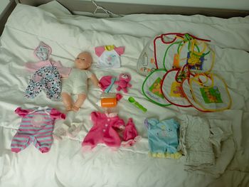 Lot poupon avec accessoires et vêtements 3€