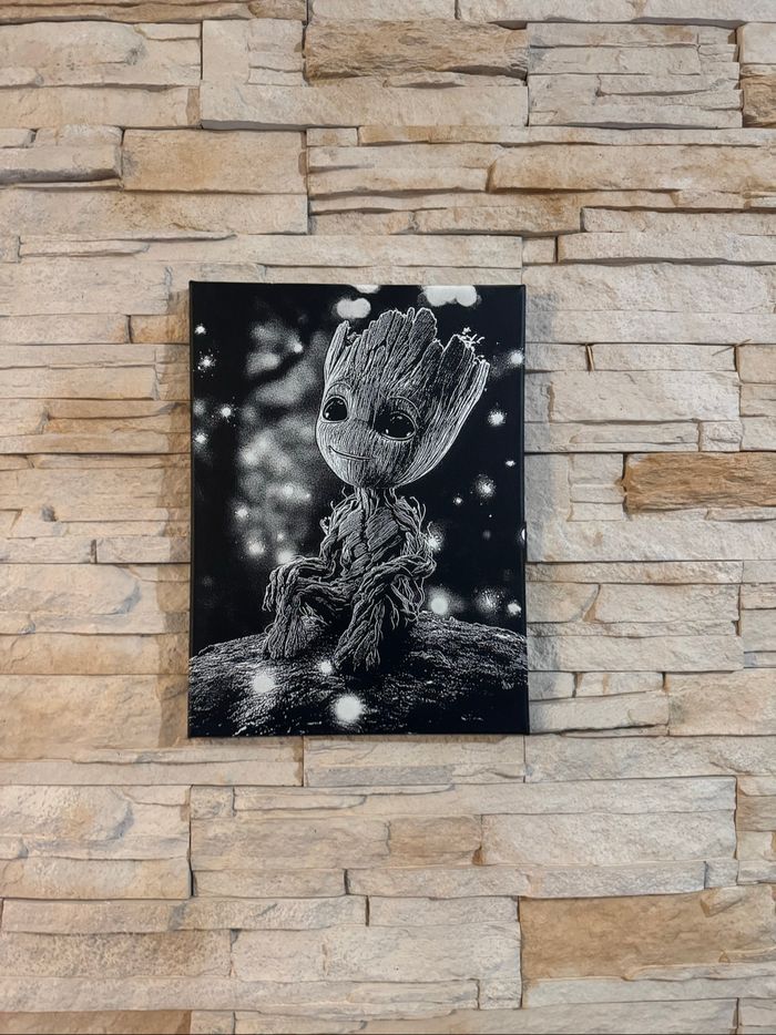 Tableau Baby Groot en toile 30x40cm – déco geek et mignonne - photo numéro 2