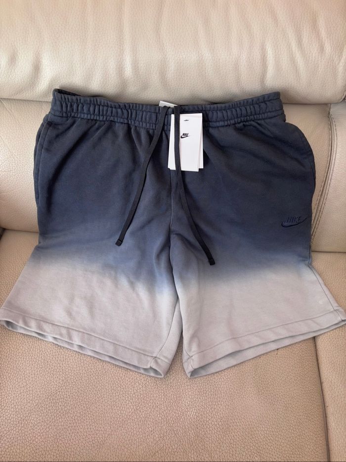 Short NIKE neuf avec étiquette taille  L