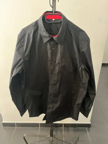 Chemise noire et rouge  Taille 42/44