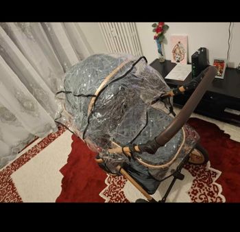 Poussette cosy avec son plastique et sac a langer