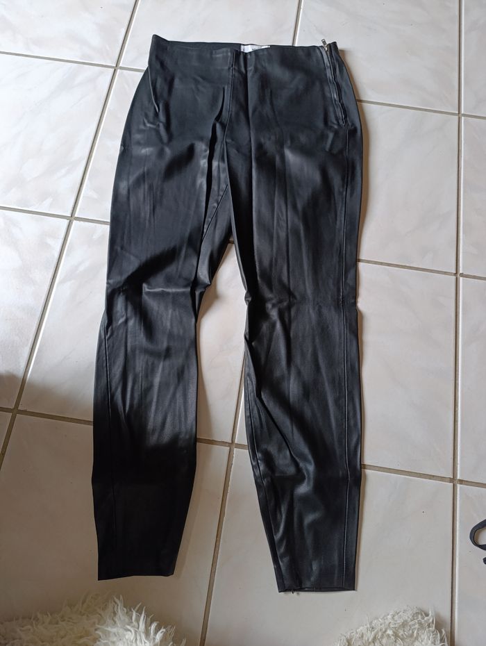 Pantalon simili cuir mango