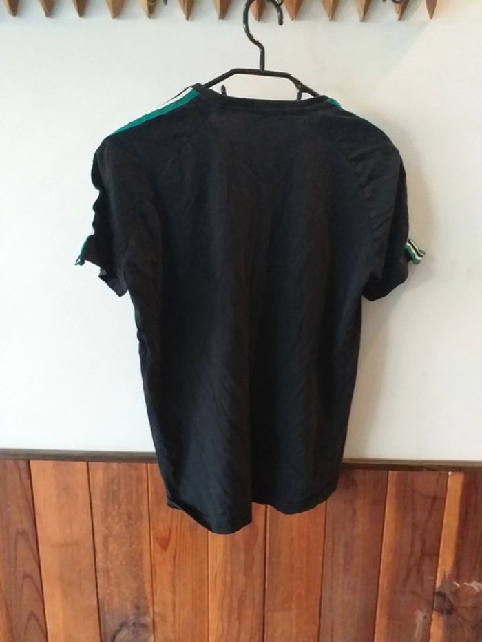 T-shirt avec bande verte sur les épaules - photo numéro 2