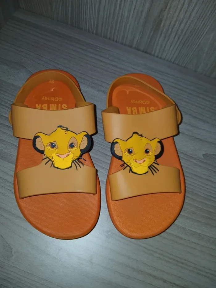 🧡 Jolie sandales le roi lion pointure 29.