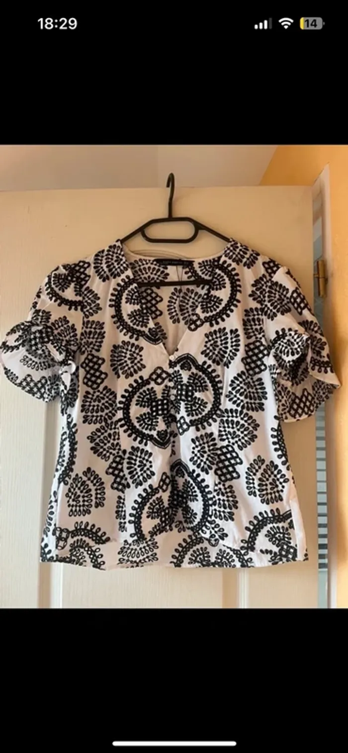 Zara Embroidered Button Down V-neck Blouse - photo numéro 3