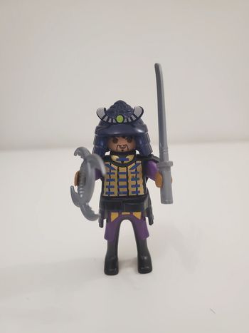 Playmobil Médiéval un Samouraï Guerrier avec casque, épée, couteaux lames de cornes très bon état
