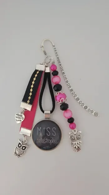 Cadeau humour, bijoux de sac ou marque page " miss catastrophe "