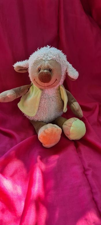 Peluche doudou petit mouton avec gilet vert