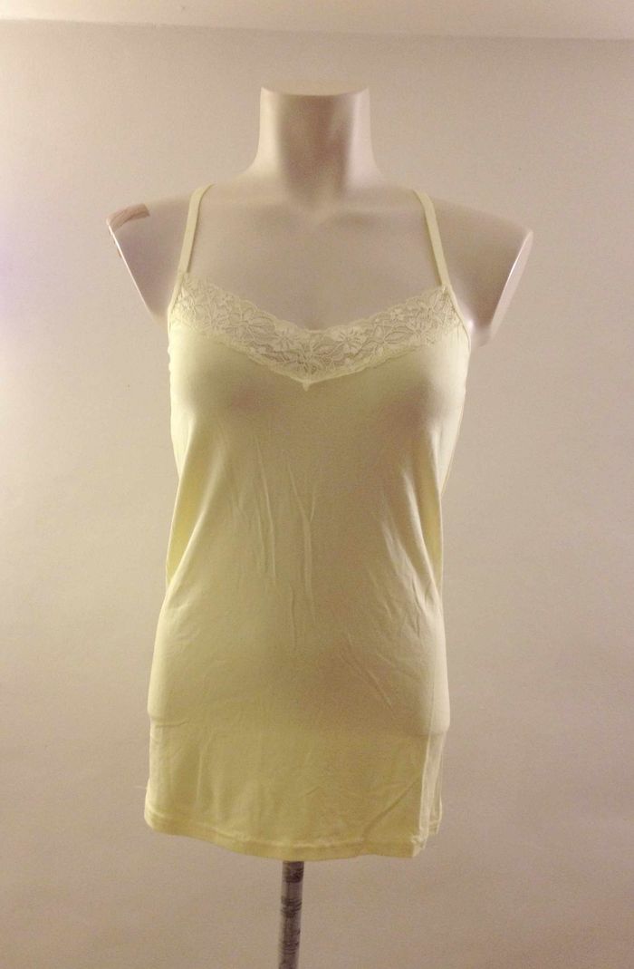 T shirt jaune ◦ col V avec dentelle ◦ sans manches ◦ look féminin ◦ taille 38 ◦ Zeeman
