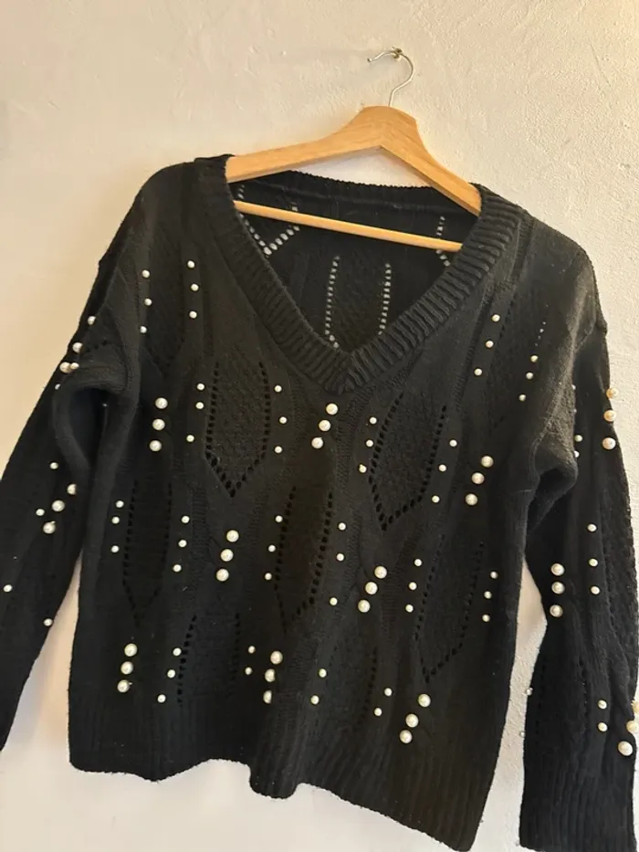 Très beau pull noir à perles t 38 - photo numéro 2