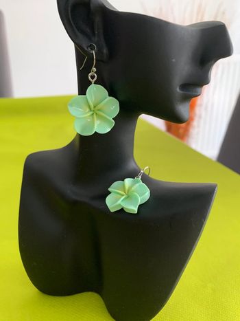 Boucles d’oreilles fleur d’hibiscus verte en résine