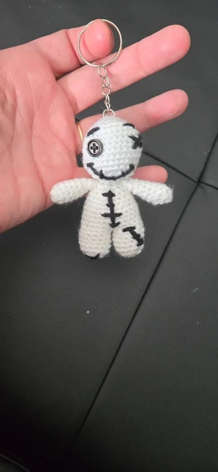 Porte clef amigurimi zombie noir et blanc neuf - photo numéro 11