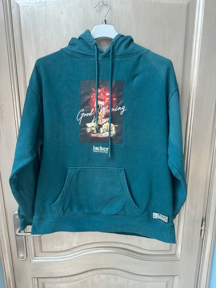 Sweat Jacker Part III Chapitre 1 bleu canard taille L