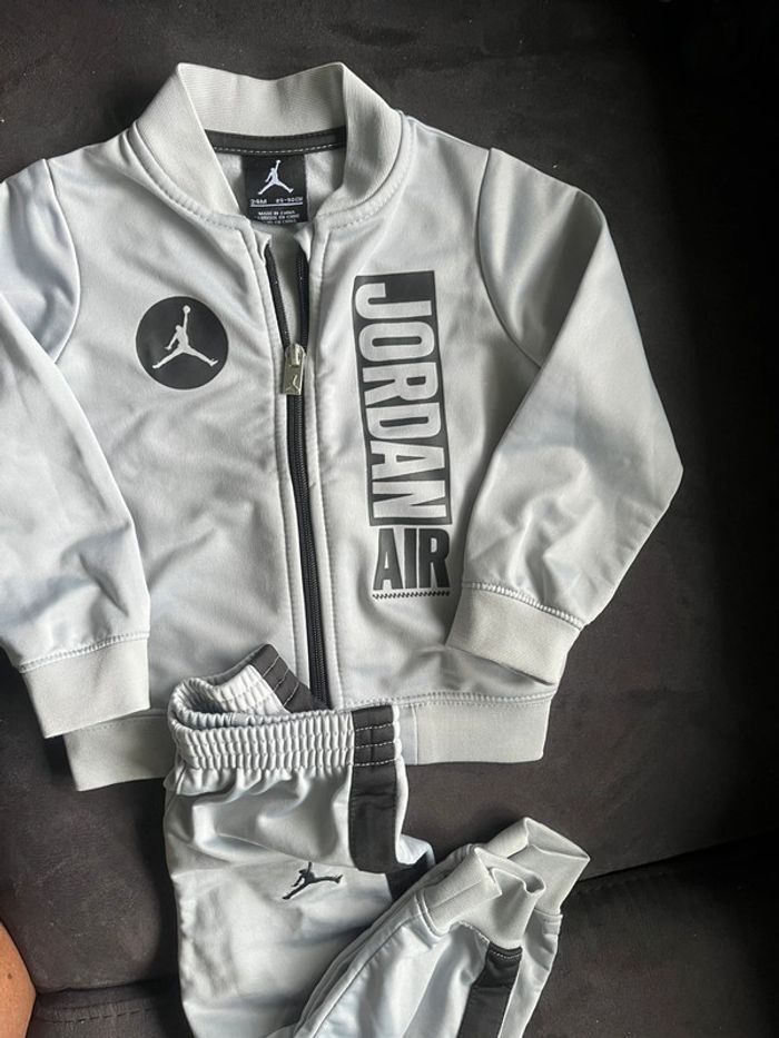 Ensemble  jogging Jordan Air taille 24 mois - photo numéro 2