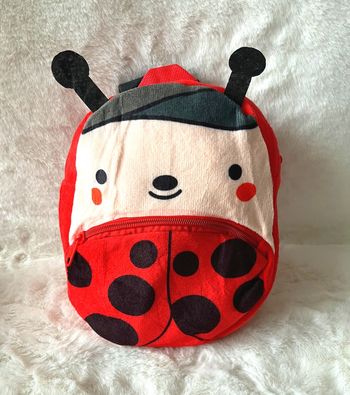 Sac à dos en peluche coccinelle Dimensions H 23 cm x L 21 cm x épaisseur 9 cm Pour enfant de 1 à 5 a