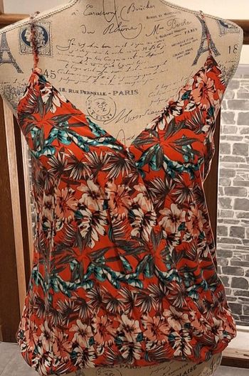 Débardeur fluide Naf Naf rouge à fleurs blanches et vertes