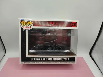 figurine funko pop rides the batman selina kyle on motorcycle
