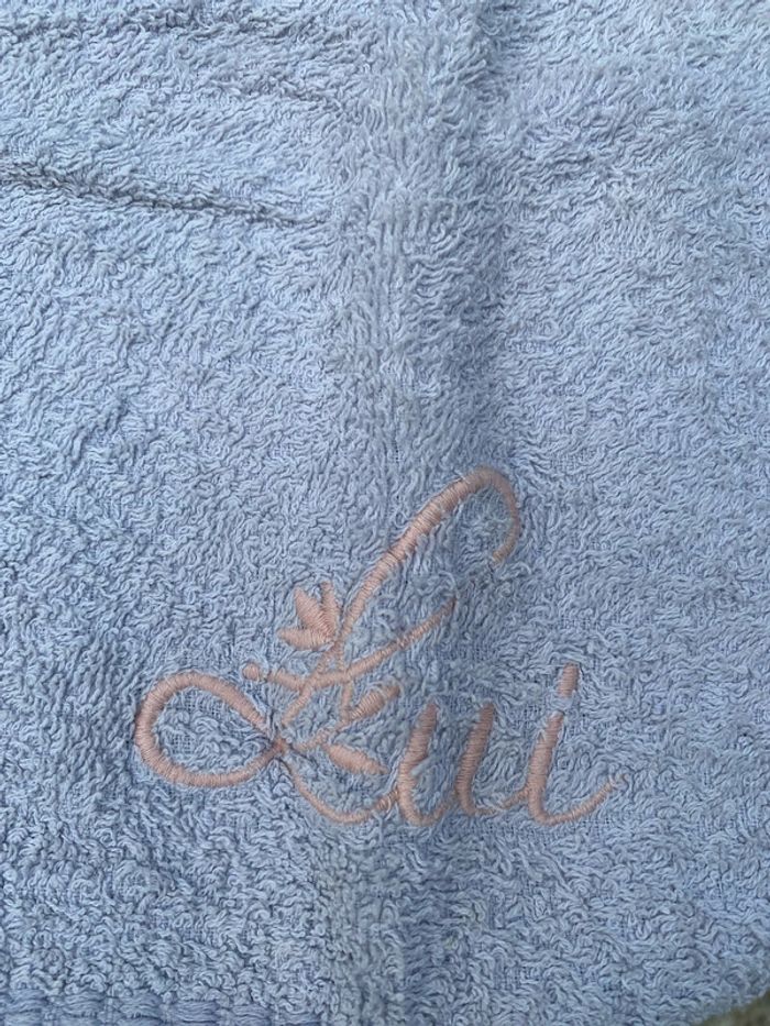 Jolie serviette brodée pour lui