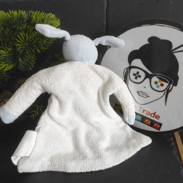 Doudou plat chien blanc éponge Kimbaloo la halle lapin tête bleu jaune hochet - photo numéro 2