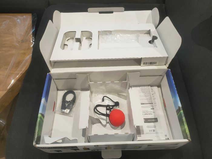 Carton de la console Nintendo Switch avec pokeball édition pokemon - photo numéro 3