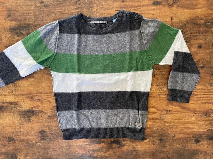 Sweat en laine fine à rayures vertes, noires et grises